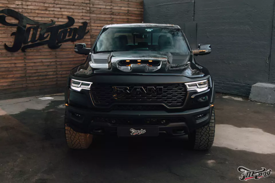 Забронировали RAM RHO прозрачным глянцевым полиуретаном, выполнили комплексную шумоизоляцию салона и установили пневмосигнал Hadley